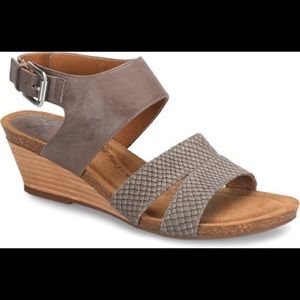 NIB Sofft “Velden” cemento grey leather footbed wedge sandal, size 10M